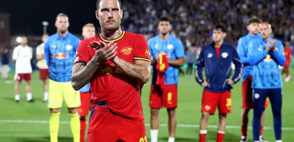 Игроки RB Leipzig applauding после матча на стадионе