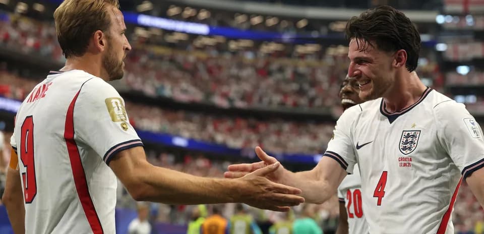 Игроки сборной Англии празднуют после гола