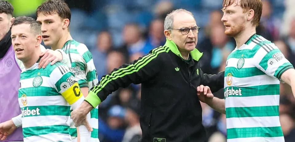 Игроки и тренер команды Celtic на поле