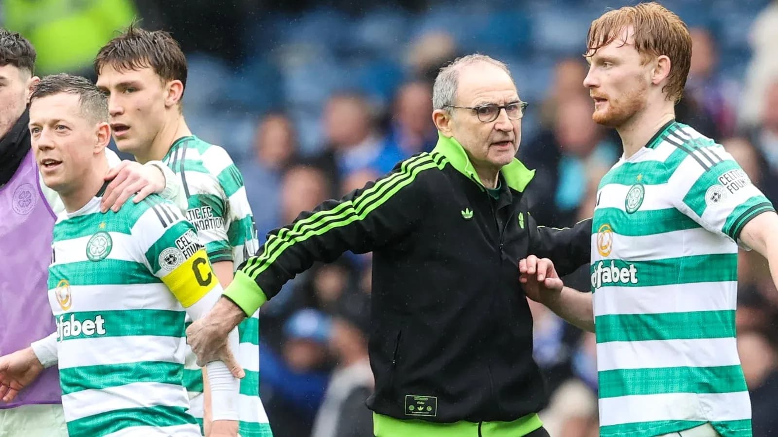 Игроки и тренер команды Celtic на поле