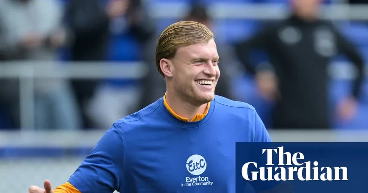Игрок в синей форме тренируется на стадионе