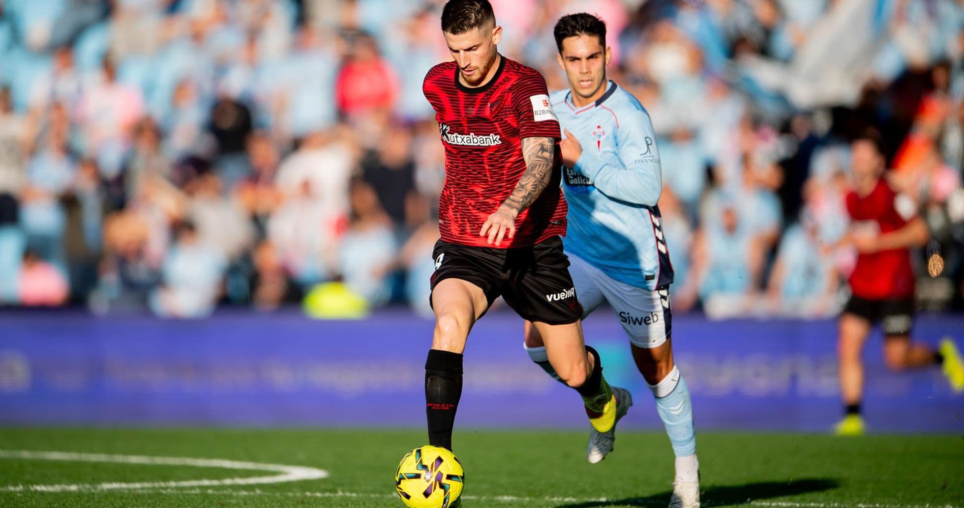 Игроки Athletic Club и Celta Vigo на поле