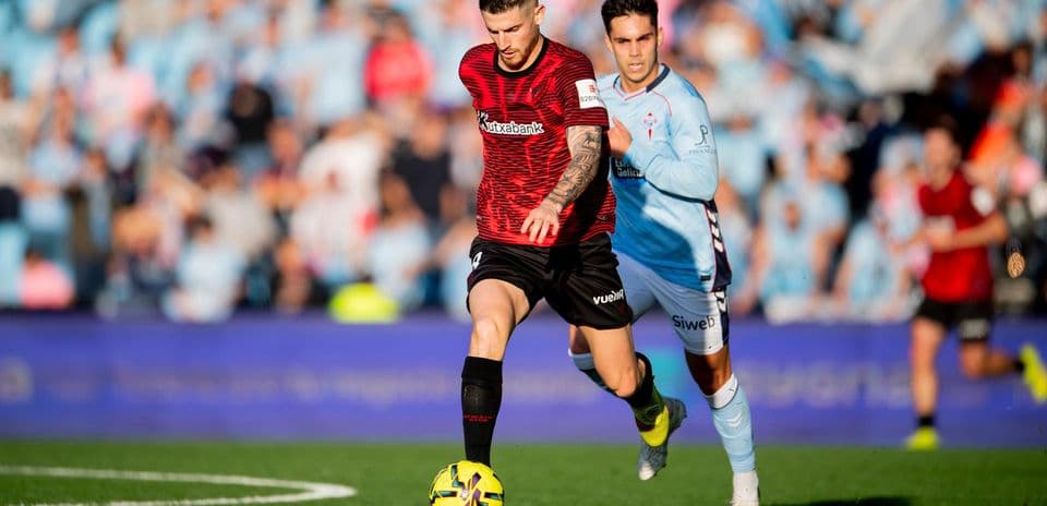 Игроки Athletic Club и Celta Vigo на поле