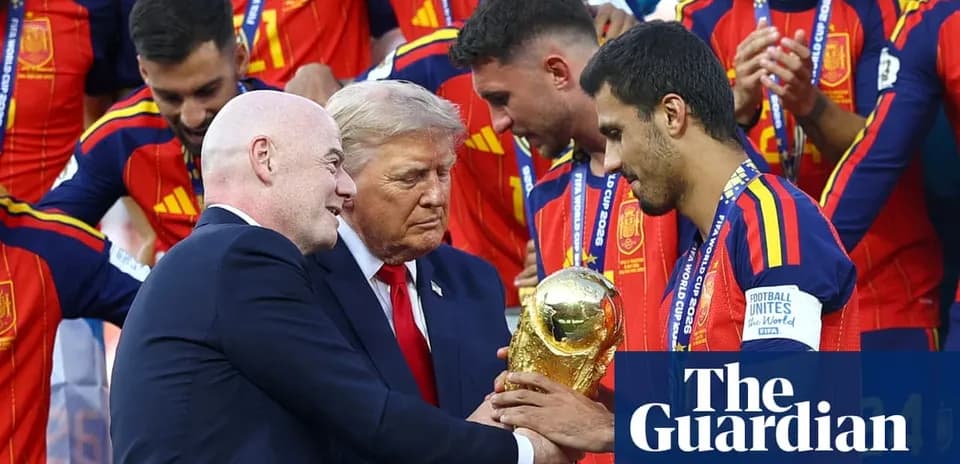 Футбольная команда Испании получает трофей чемпионата мира