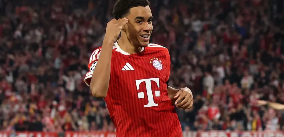 Игрок Bayern Munich празднует гол на стадионе
