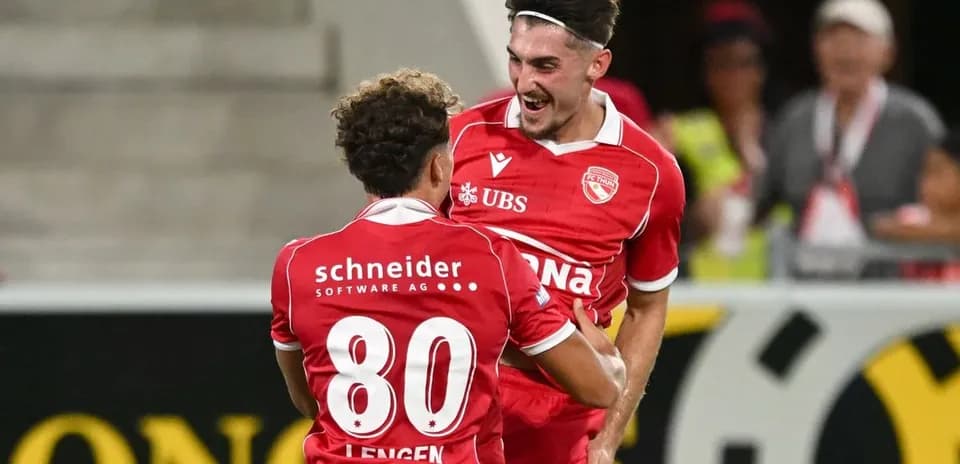 Игроки FC Thun празднуют гол
