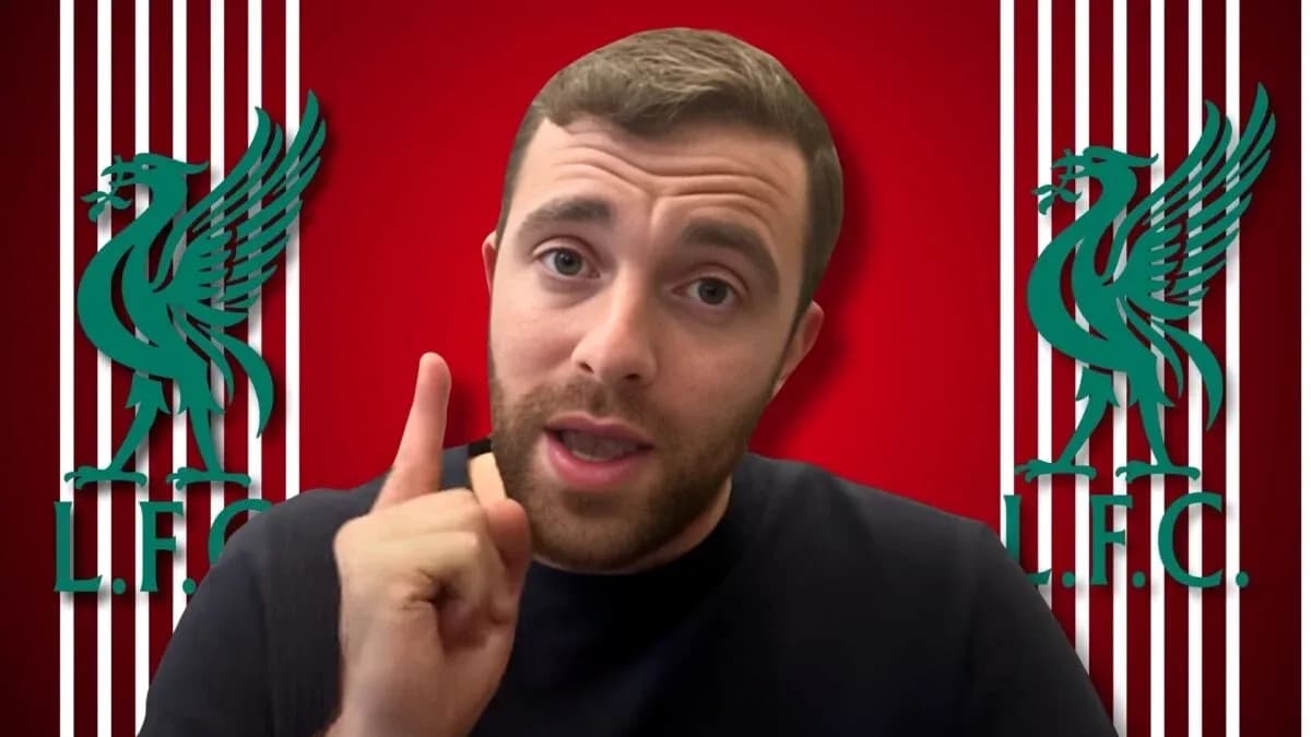 Человек на фоне логотипа Ливерпуля