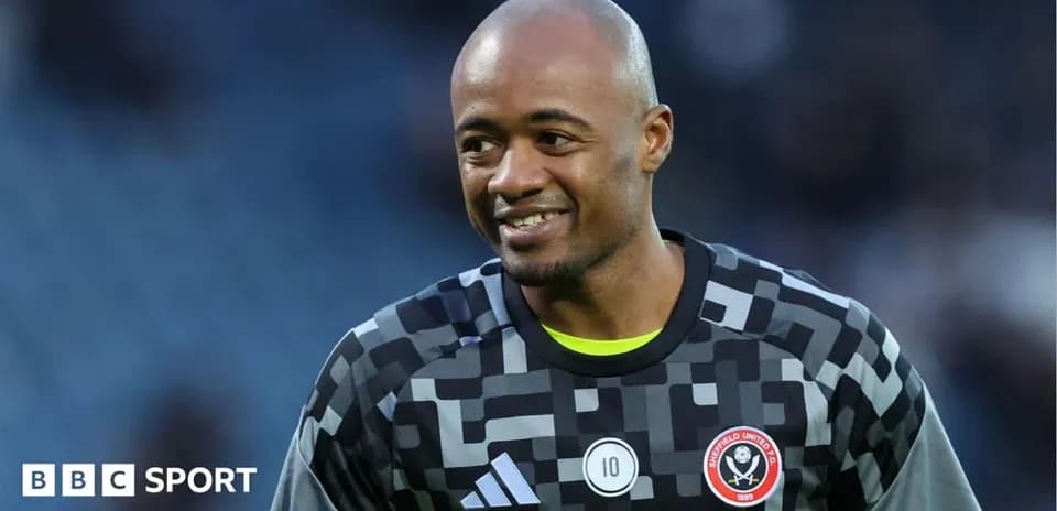Вратарь в форме Sheffield United улыбается на поле