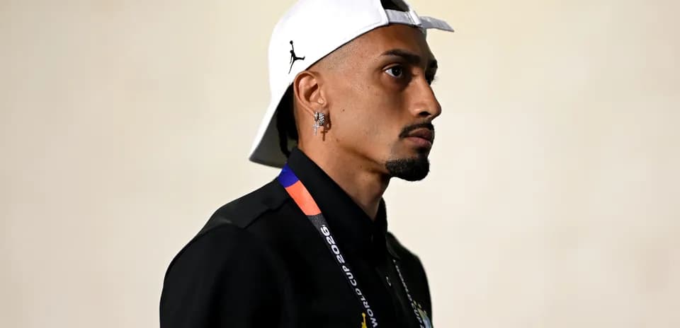 Игрок с кепкой и значком FIFA на шее