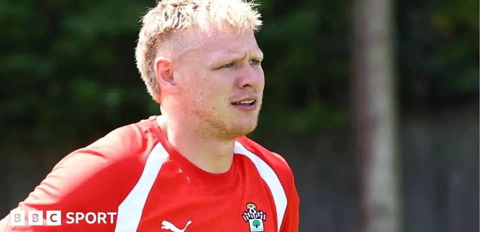 Игрок в тренировочной форме Southampton FC на тренировке