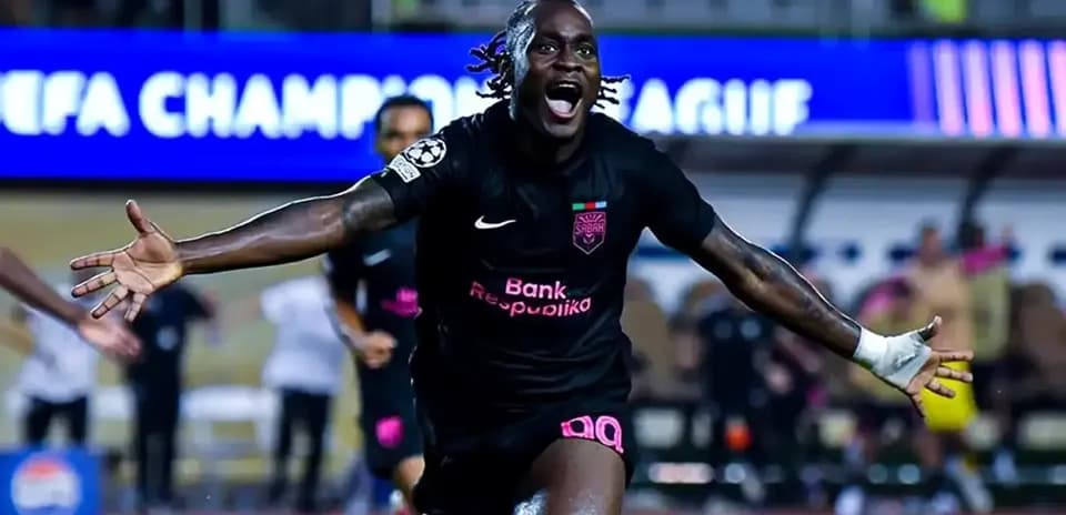 Игрок Sabah FA празднует гол в матче