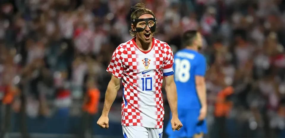 Игрок Хорватии празднует гол в матче