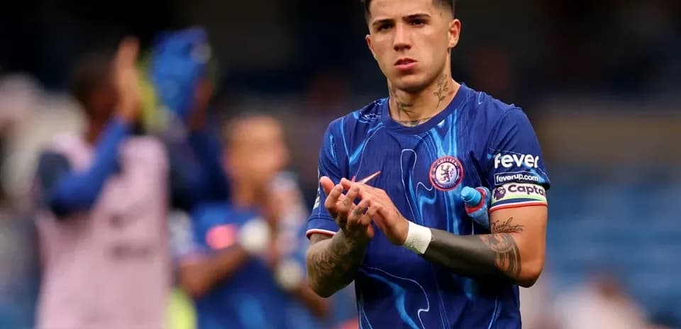 Игрок Chelsea аплодирует на стадионе после матча