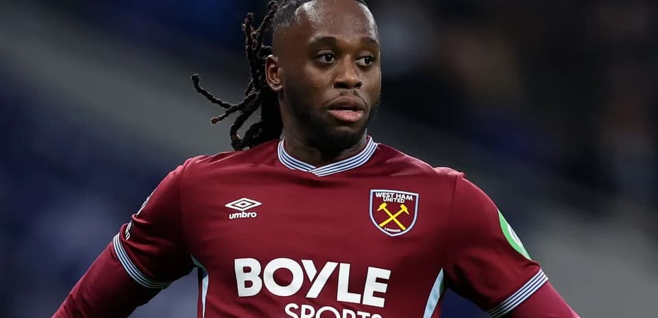 Игрок West Ham United в форме команды на поле