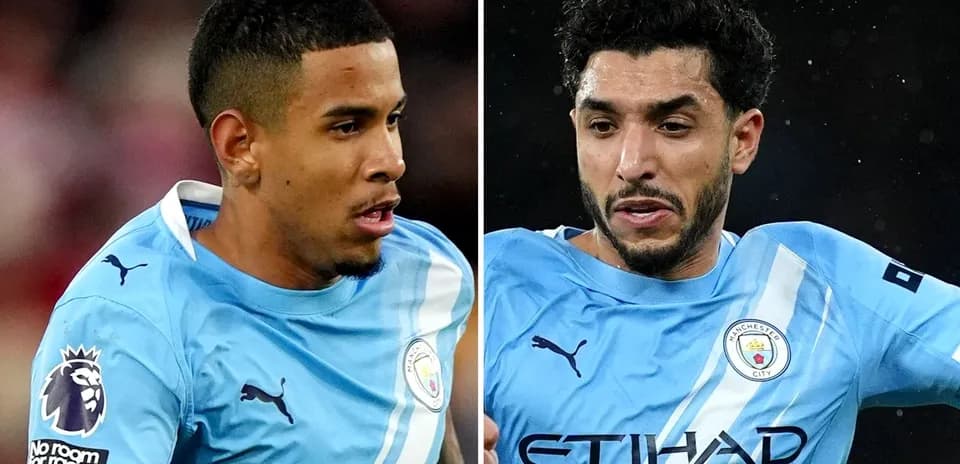 Два игрока Manchester City в игровом процессе