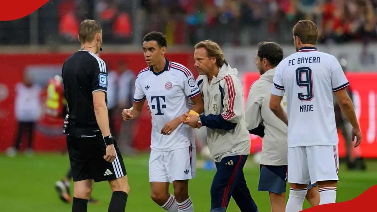 Игроки и тренер ФК Bayern обсуждают на поле