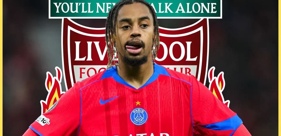 Игрок в красной форме PSG на фоне логотипа Liverpool