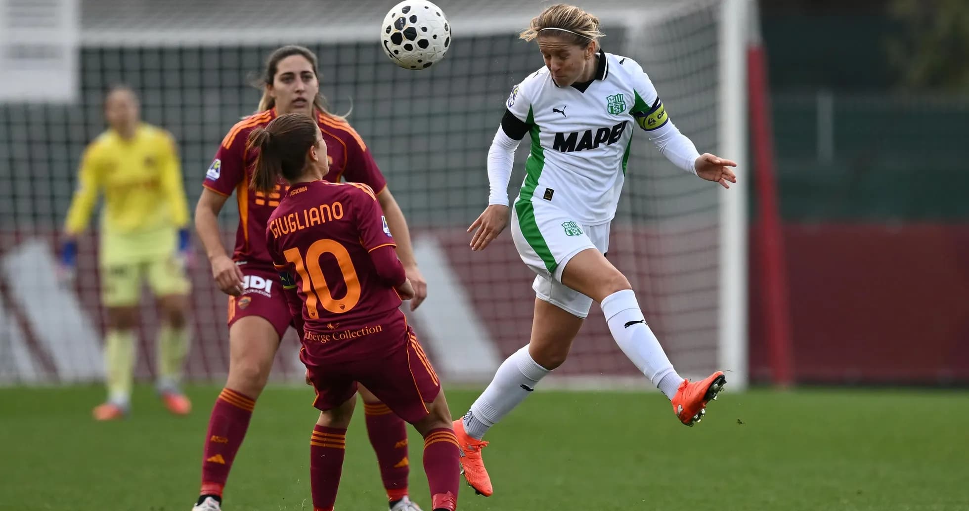 Игроки Sassuolo W и Roma W в матче