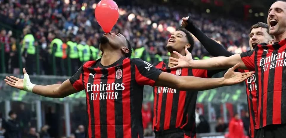 Игроки AC Milan празднуют гол с шариком