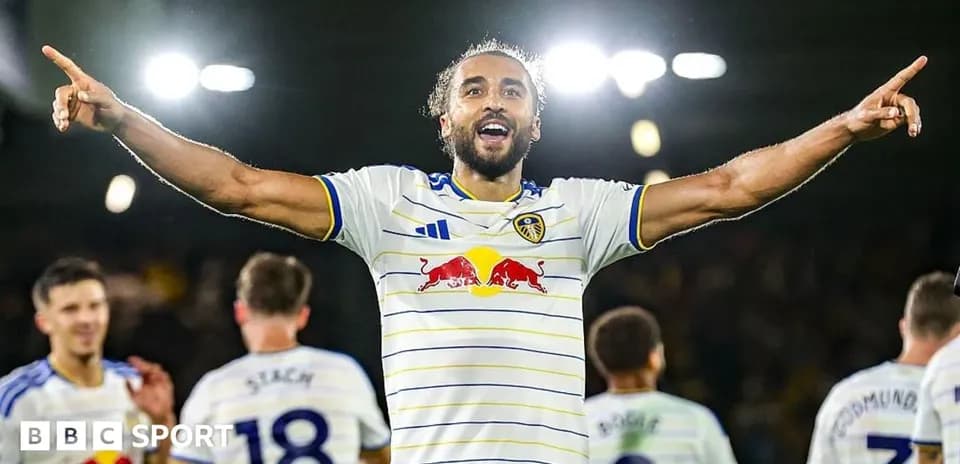 Игрок Лидс Юнайтед празднует гол на поле