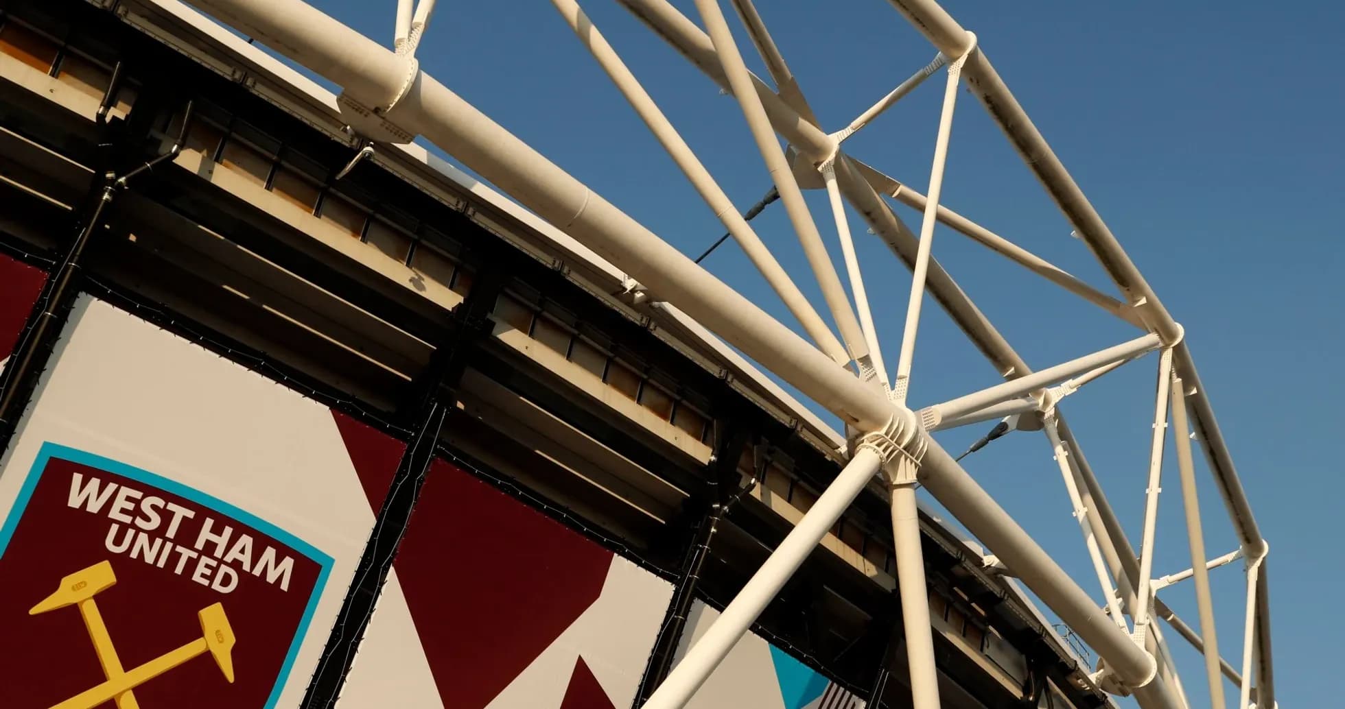 Структура стадиона с логотипом West Ham United