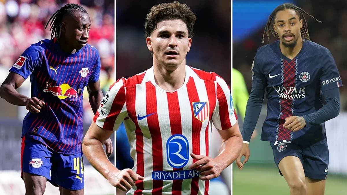 Три футболиста в форме клубов на поле