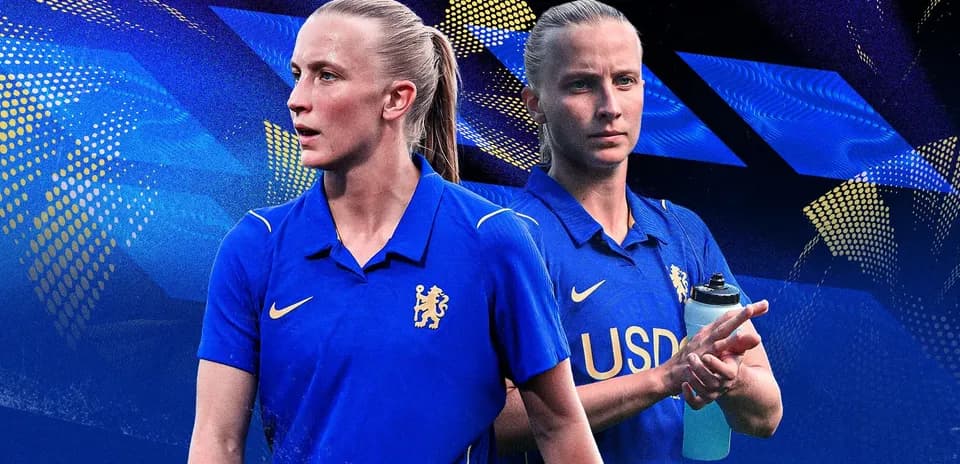 Игрок в синей форме на фоне графики