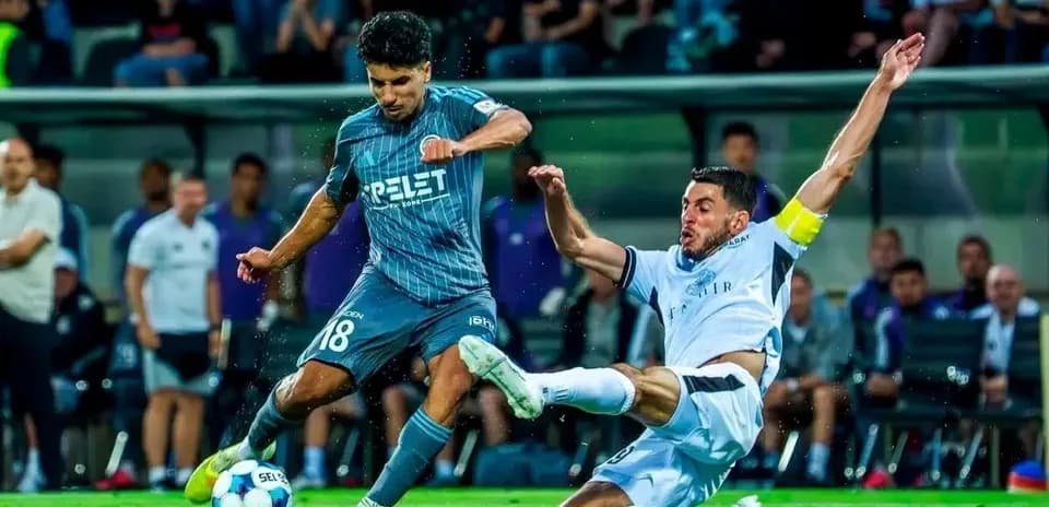 Игроки Slovan Bratislava и Saburtalo в борьбе за мяч