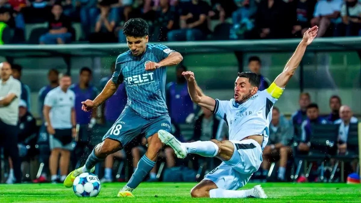 Игроки Slovan Bratislava и Saburtalo в борьбе за мяч