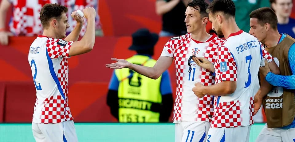 Игроки Хорватии празднуют гол на стадионе