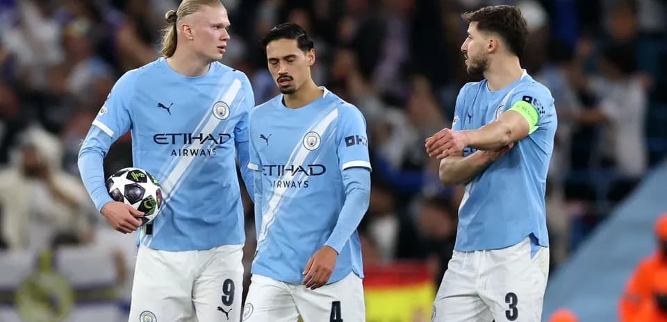 Игроки Manchester City обсуждают игру на поле