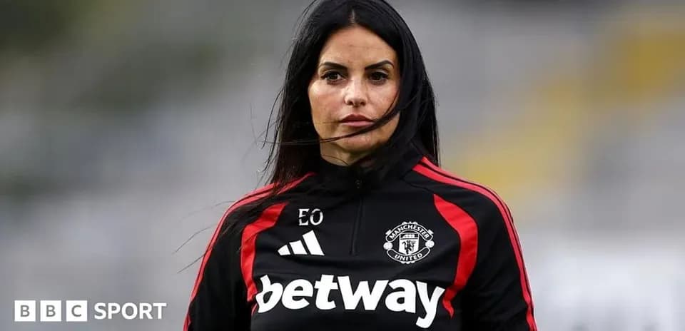 Женщина в спортивной одежде Manchester United на поле