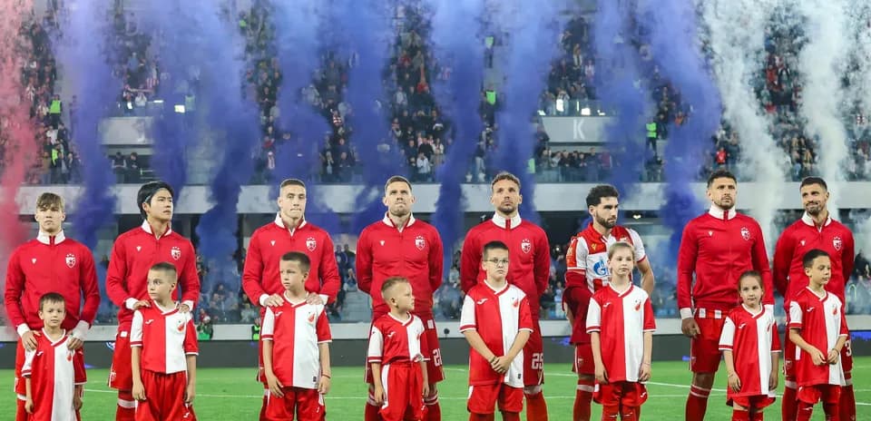 Игроки ФК Красная звезда на поле перед матчем