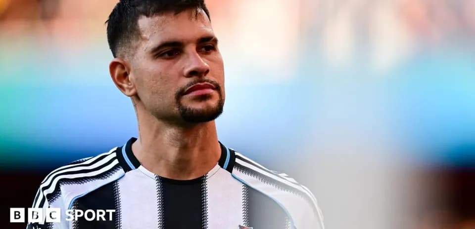 Игрок Newcastle United на поле во время матча