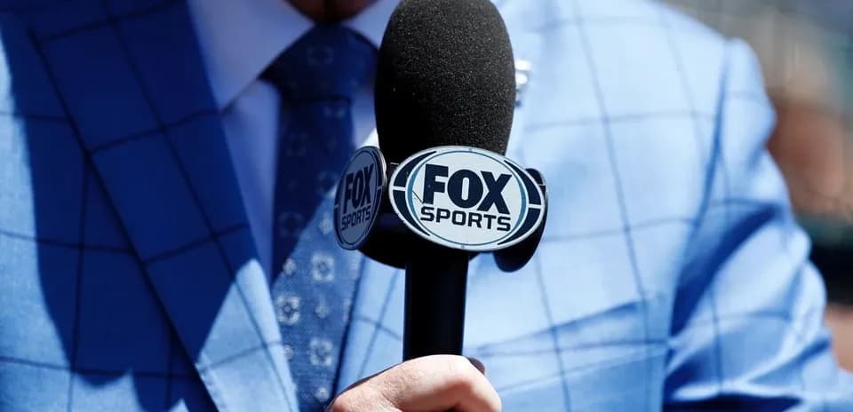 Микрофон с логотипом FOX Sports в руке