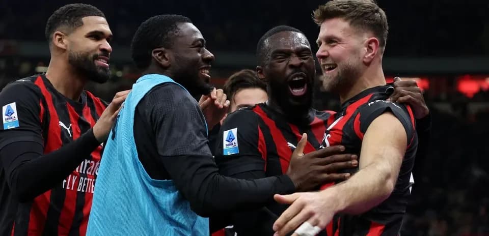 Игроки AC Milan празднуют гол во время матча