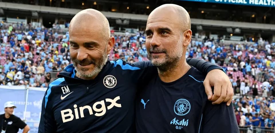 Тренеры Chelsea и Manchester City на поле после матча