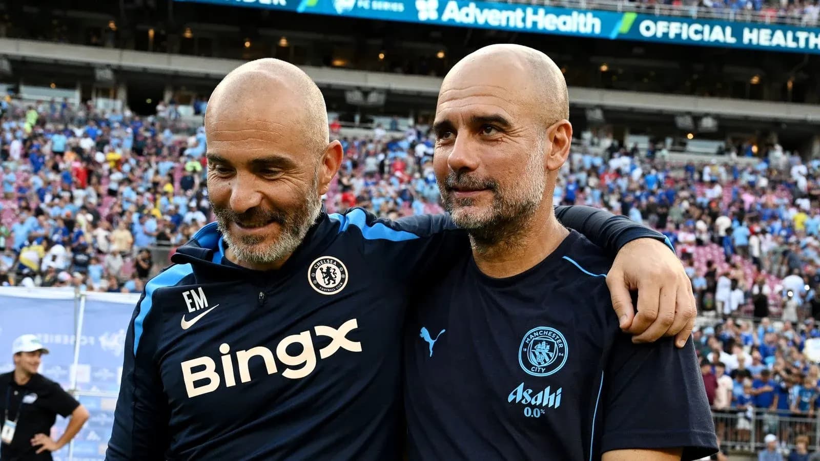 Тренеры Chelsea и Manchester City на поле после матча