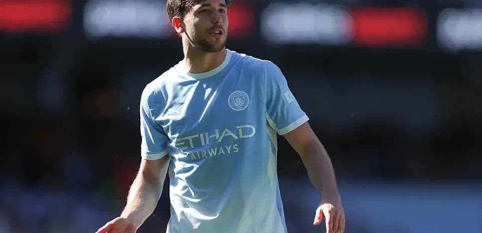 Игрок в светлой футболке Manchester City на поле