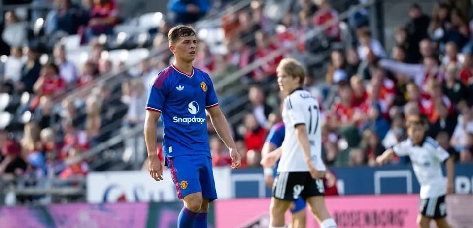 Игрок Manchester United в синей форме на поле
