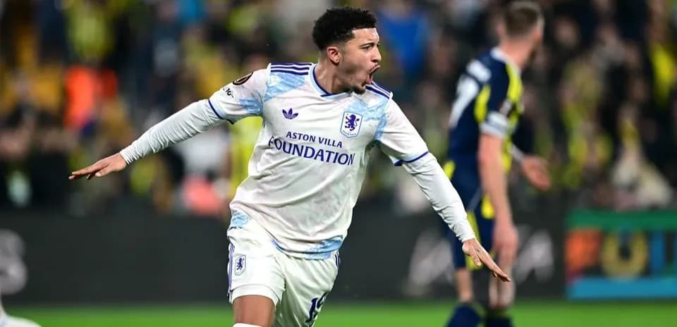 Игрок Aston Villa празднует гол в матче