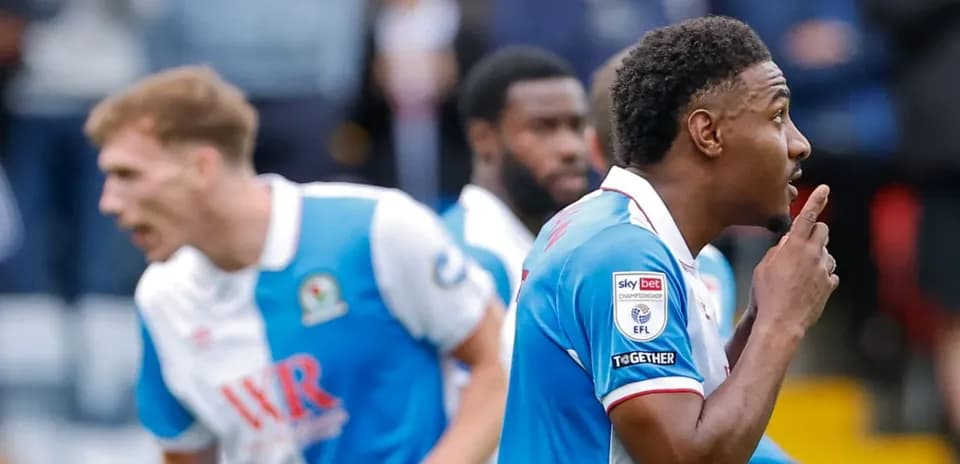 Игрок команды Blackburn Rovers празднует гол с жестом тишины