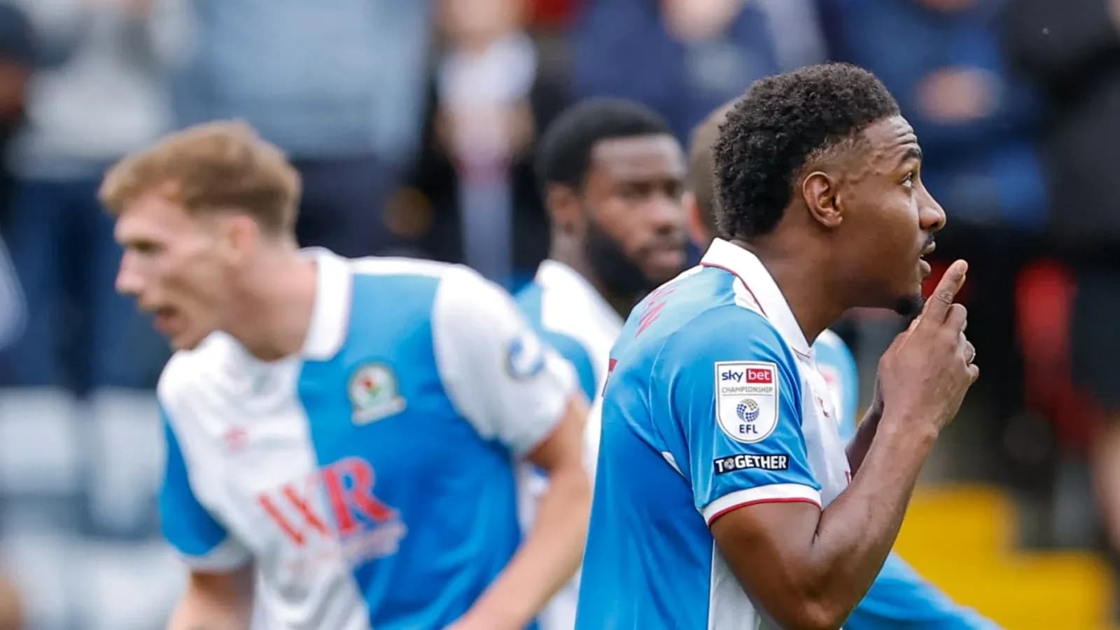 Игрок команды Blackburn Rovers празднует гол с жестом тишины