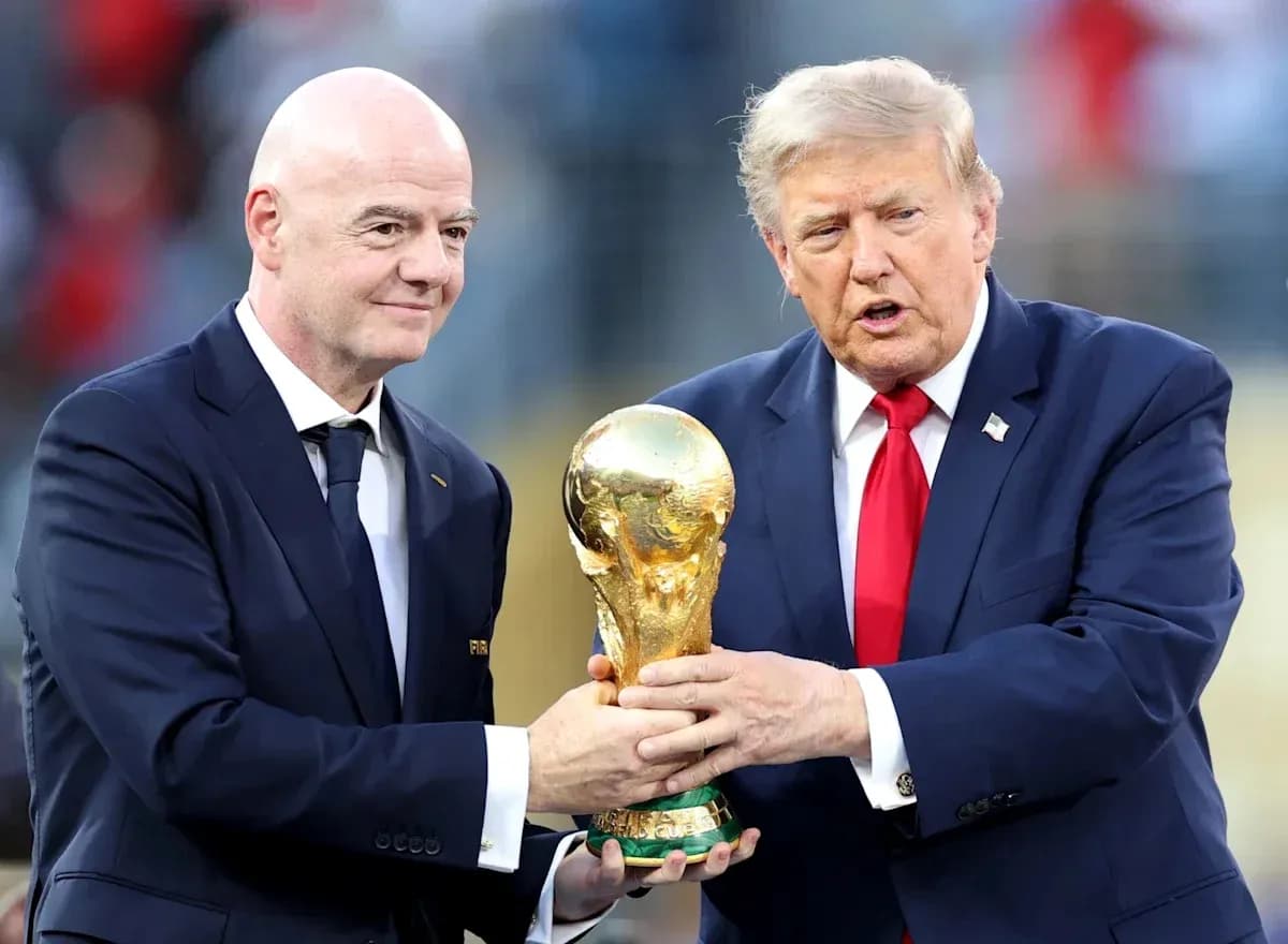 Gianni Infantino и Дональд Трамп с Кубком мира