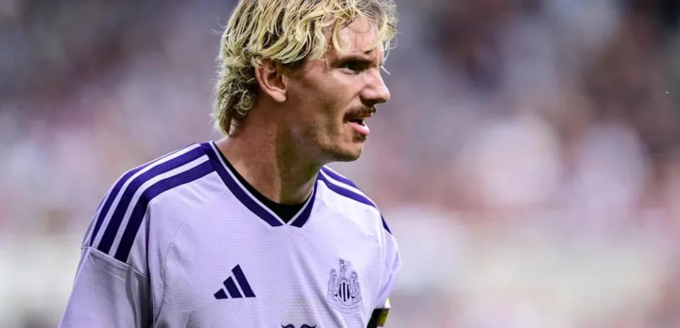 Игрок Newcastle в пурпурной форме на поле
