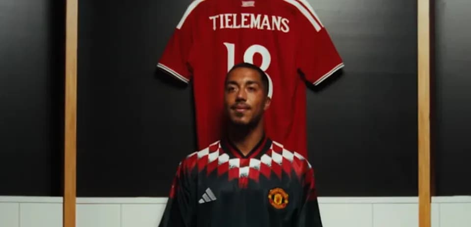 Игрок в футболке Manchester United с красной майкой на стене