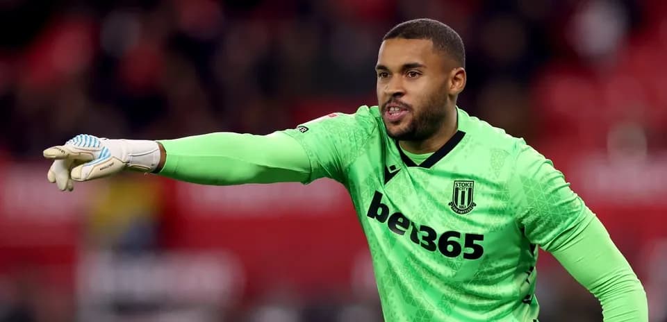 Вратарь команды Stoke City подает команды на поле