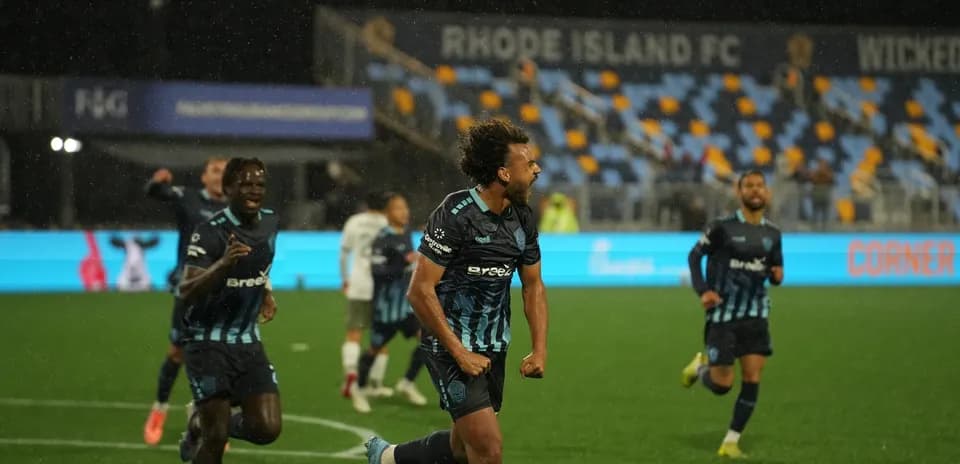 Игроки Rhode Island празднуют гол на поле