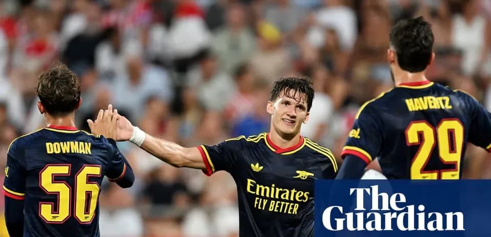 Игроки Arsenal празднуют гол во время матча