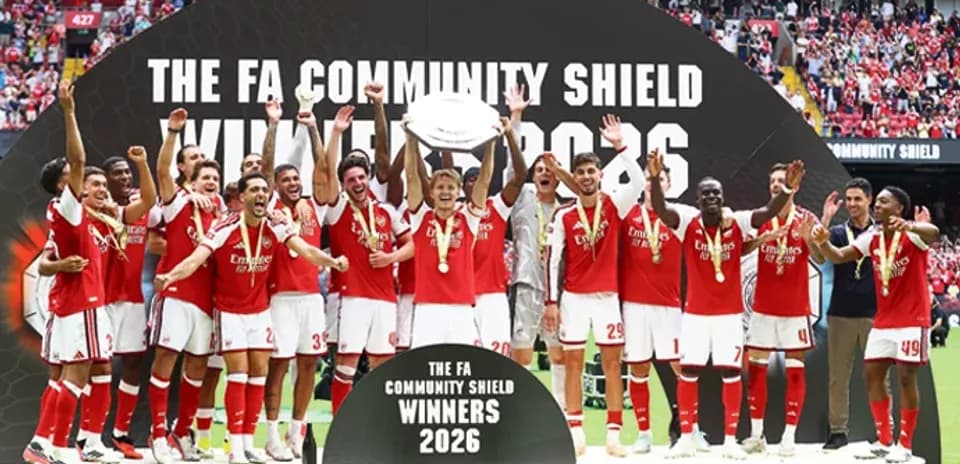 Команда Arsenal празднует победу в Community Shield 2026